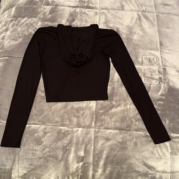 Cropped fitted black long sleeve shirt - Picture 2 of 3